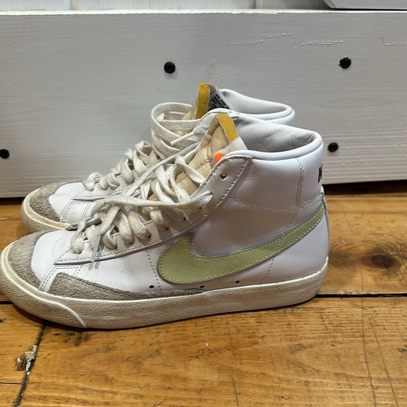 size 8 green nike blazers - Picture 3 of 3
